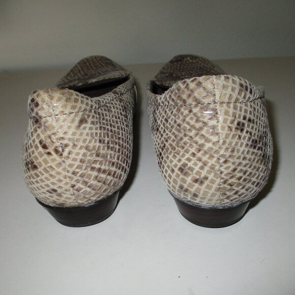 Clarks Everyday Womens Beige Faux Snakeskin Leather Loafer - Size 6M - Picture 8 of 9